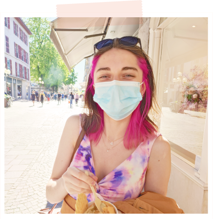 Portrait de Raya, graphiste freelance en Haute-Savoie